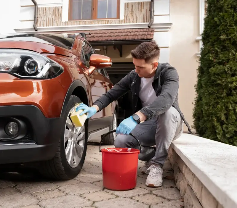 Lavage auto à domicile Saint-Cyr-en-Val : professionnel intervenant sur un véhicule